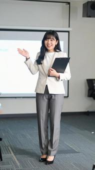 プレゼンする女性 プレゼンする女性の写真