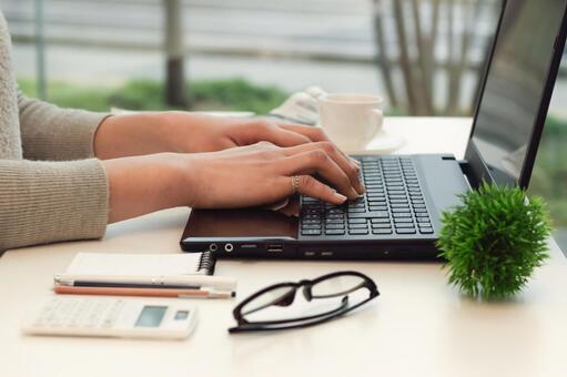 The hand of a woman who operates a computer, travail de bureau, ordinateur personnel, fem, JPG