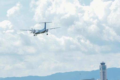 夏空に到着する福岡空港の航空機 夏空に到着する福岡空港の航空機の写真