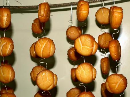 ホタテの燻製 作業工程 吊るした状態 ホタテの燻製 作業工程 吊るした状態 帆立,ホタテ,貝柱の写真素材