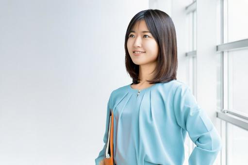 バインダーを持つ笑顔の女性 バインダーを持つ笑顔の女性の写真
