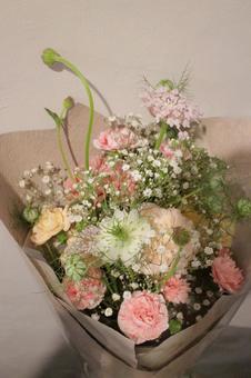 シンプルでおしゃれなピンクの花束 シンプルでおしゃれなピンクの花束 かすみそう,カーネーション,ブーケの写真素材