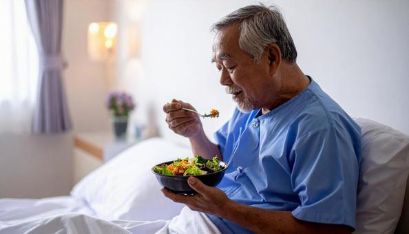 端座位で食事をするシニア男性の患者 端座位で食事をするシニア男性の患者の写真