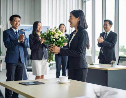 オフィスでの退職・転職の送別シーン オフィスでの退職・転職の送別シーンの写真