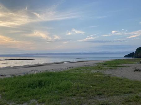 新潟市の夕暮れの砂浜と穏やかな空 新潟市の夕暮れの砂浜と穏やかな空 海,新潟市,佐渡の写真素材