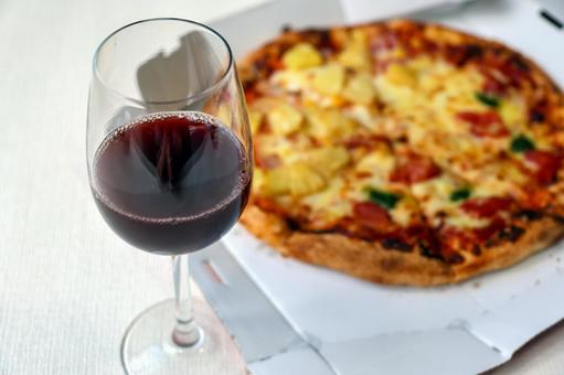 赤ワインとデリバリーピザ 赤ワインとデリバリーピザ ピザ,ワイン,赤ワインの写真素材