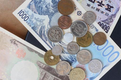 日本と外国のコイン15個と日本円札 日本と外国のコイン15個と日本円札 紙幣,コイン,お金の写真素材