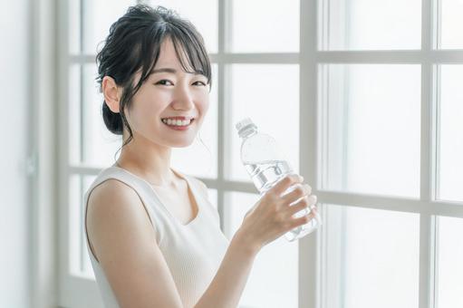 水・ミネラルウォーターを飲む女性 水・ミネラルウォーターを飲む女性 ミネラルウォーター,水分補給,水の写真素材