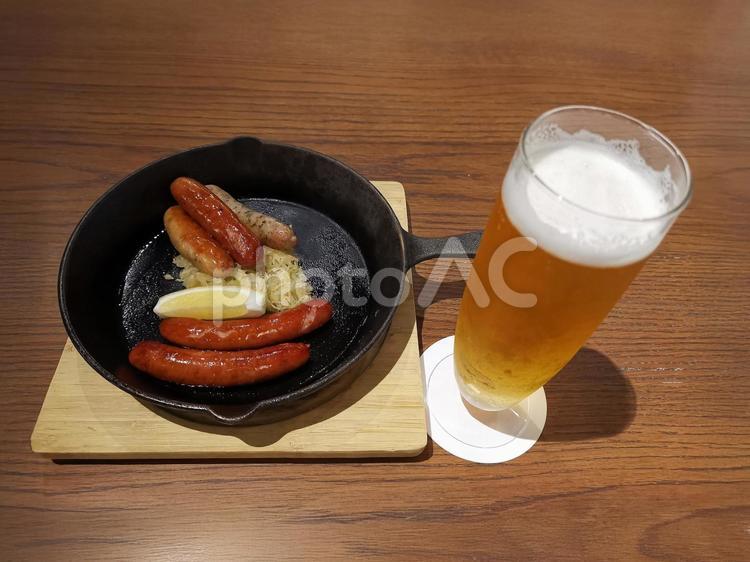 ビール　と　ソーセージ盛り合わせ ビール,ソーセージ盛り合わせ,おつまみセットの写真素材
