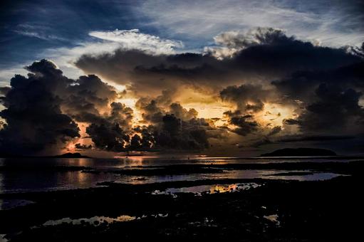 <素材>夏の夜明けの海の朝焼けと入道雲 <素材>夏の夜明けの海の朝焼けと入道雲の写真