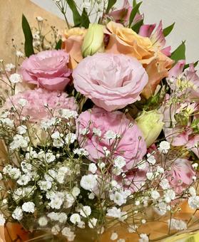 ピンクとオレンジの配色が可愛い花束 花束,ブーケ,花の写真素材