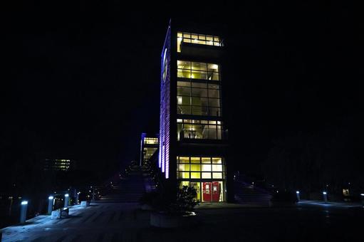 夜空にそびえるモダンな建物 夜空にそびえるモダンな建物 建物,夜景,夜の写真素材