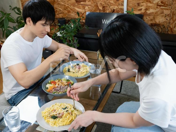 １３：男女の食事風景 カップル,夫,妻の写真素材