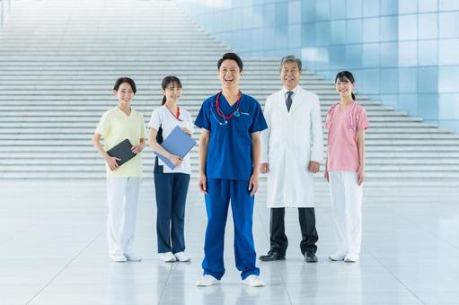 病院で働く医療スタッフ 医師,笑顔,医療スタッフの写真素材