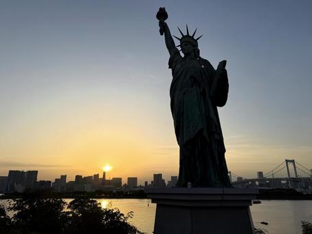 夕暮れのお台場 自由の女神像 夕暮れのお台場 自由の女神像 自由の女神像,東京,お台場の写真素材