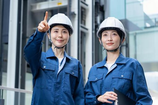 ビルメンテナンスする女性エンジニア 不動産,エンジニア,メンテナンスの写真素材