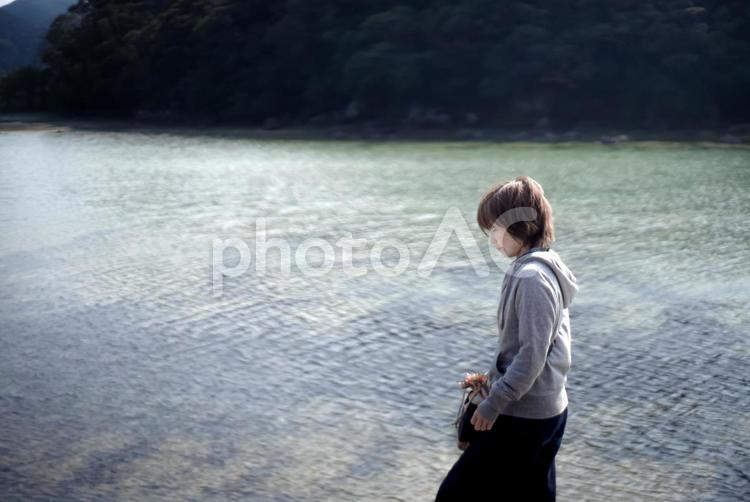 R＜人物＞海辺を孤独に散歩する女性 女性,海,海岸の写真素材