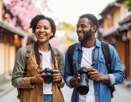 カメラを持って旅する若いカップル カメラを持って旅する若いカップルの写真