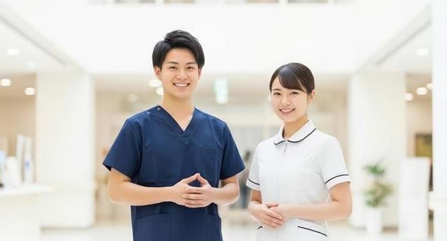 笑顔で立つアジア人看護師 笑顔で立つアジア人看護師の写真