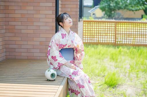 見上げる浴衣女性 女性,浴衣,和装の写真素材