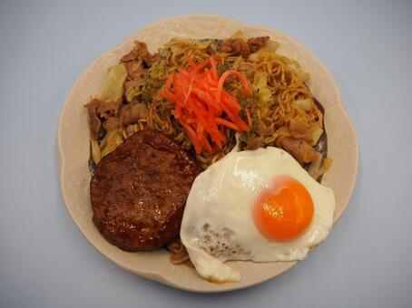 焼きそば（ハンバーグ＆目玉焼きのせ） 焼きそば,ハンバーグ,目玉焼きの写真素材