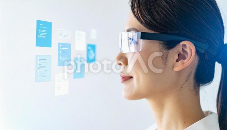 ホログラムのAR書類を確認する女性 ar,vr,仮想現実の写真素材