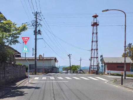 坂の上の火の見櫓 ~道路標識のある風景~ 坂の上の火の見櫓 ~道路標識のある風景~ 見張台,火の見櫓,やぐらの写真素材