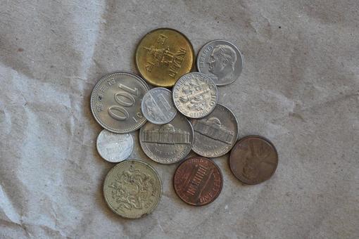 外国のコイン11個と模造紙背景-中央 外国のコイン11個と模造紙背景-中央 硬貨,通貨,外貨の写真素材