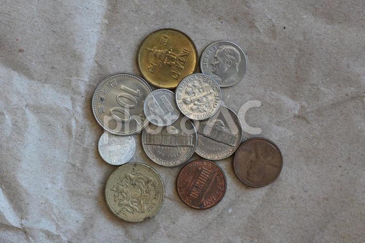 外国のコイン11個と模造紙背景－中央 硬貨,通貨,外貨の写真素材