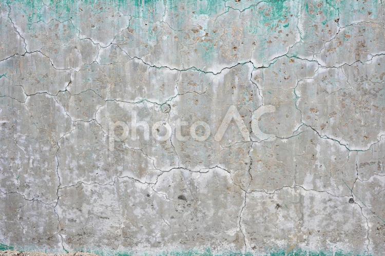 風化したコンクリート壁のひび割れ ひび割れ,クラックテクスチャ,緑の壁の写真素材