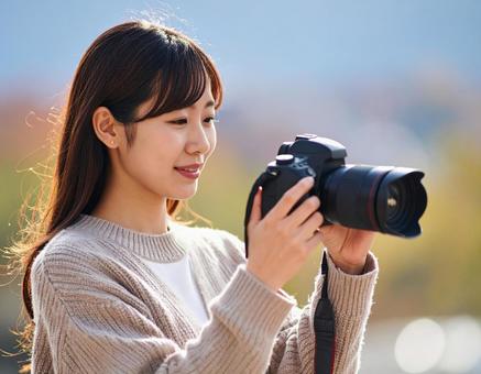 春の風景を撮影するカメラ女子 春の風景を撮影するカメラ女子の写真