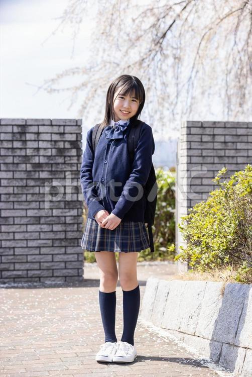 校門に立つ制服を着た学生 女子学生,学生,制服の写真素材