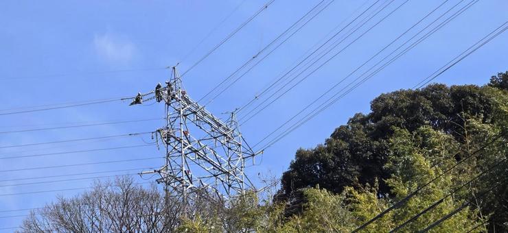 送電鉄塔の送電線の保守・点検作業 送電鉄塔,鉄塔,送電線の写真素材
