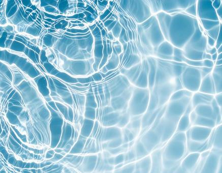 透明感のある青い水面に広がる波紋 透明感のある青い水面に広がる波紋の写真