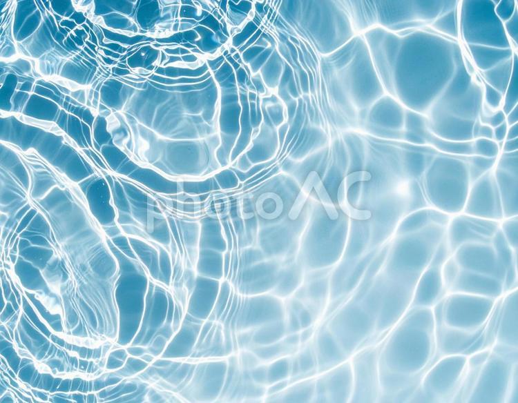 透明感のある青い水面に広がる波紋 水,水面,水紋の写真素材