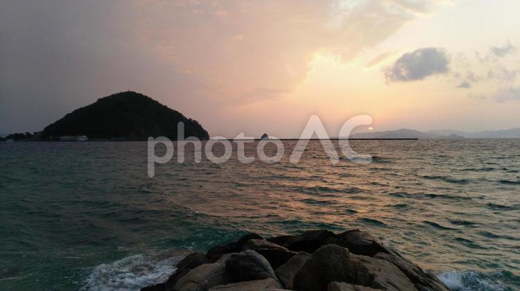島が見える海の夕暮れ時 夕,夕暮れ,夕焼けの写真素材