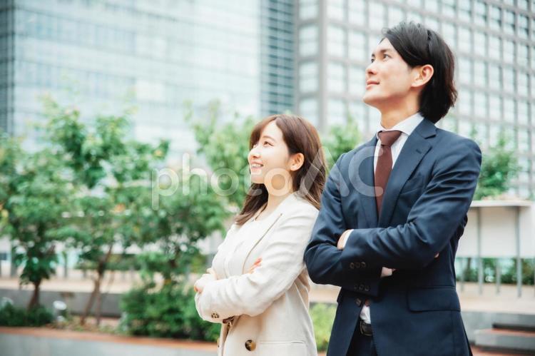 都会のビジネスマン、ビジネスウーマン（腕組み） ビジネス,新生活,ビジネスマンの写真素材