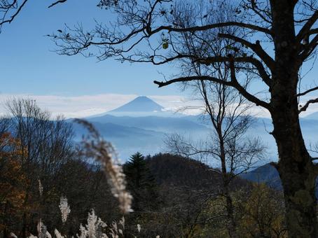 乾徳山から望む富士山 乾徳山から望む富士山の写真