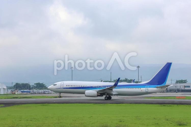 旅立ちの予感、朝の空港で 飛行機,航空機,旅客機の写真素材