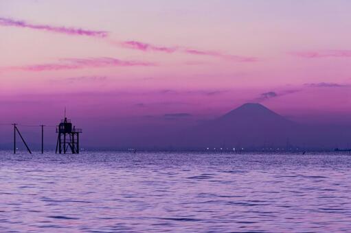 マジックアワー 海中電柱,夕陽,日没の写真素材