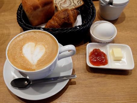カフェラテとパンの朝食 カフェラテとパンの朝食の写真