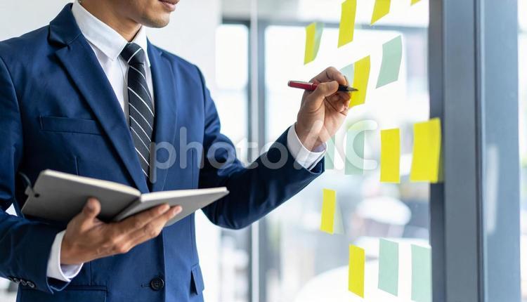 企画提案の為のブレストをする男性 ブレスト,企画提案書,ミーティングの写真素材