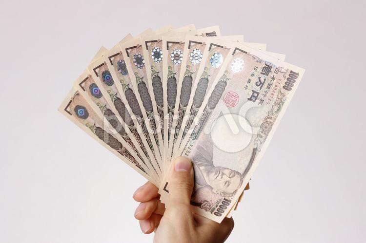 10万円を持つ人 ビジネス,政治,人物の写真素材