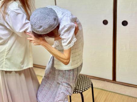 倒れる高齢女性を抱える女性_襖の前 倒れる高齢女性を抱える女性_襖の前 高齢者,女性,シニアの写真素材