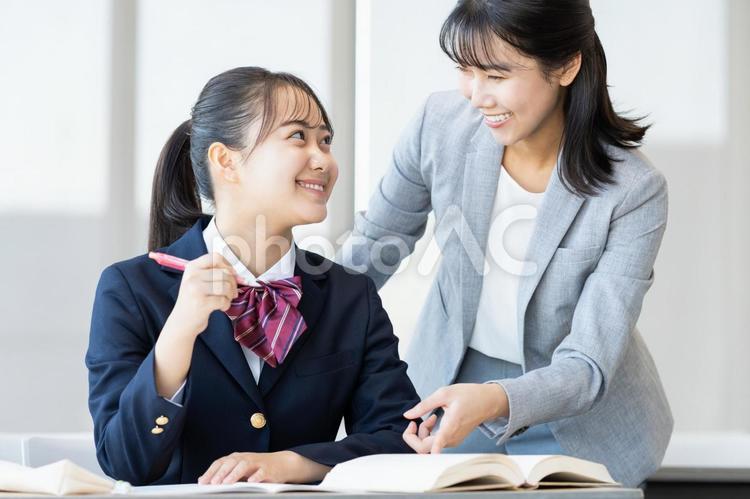 塾で勉強する高校生と先生 女子高生,塾,高校生の写真素材