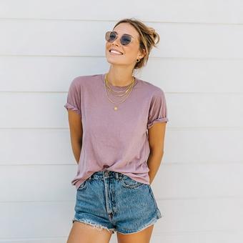 サングラスとTシャツを着た笑顔の女性 サングラスとTシャツを着た笑顔の女性の写真