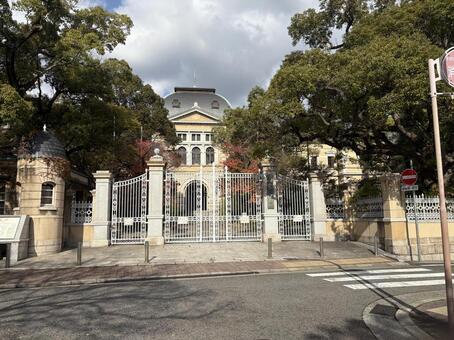 歴史的洋館と秋の門構え 洋館,歴史的建造物,門の写真素材