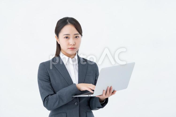 真剣な表情の若いビジネスウーマン ビジネスウーマン,パソコン,女性の写真素材