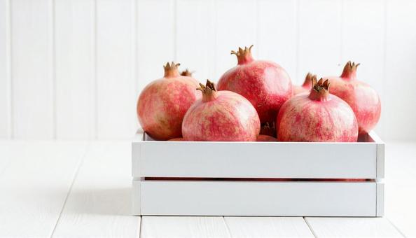 箱に入ったザクロ 箱に入ったザクロの写真