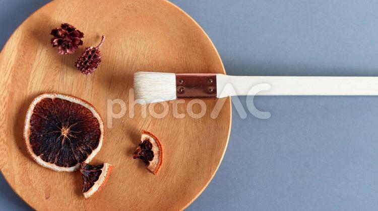 木の皿とドライフルーツと筆の静物構図1 ドライフルーツ,筆,木の皿の写真素材